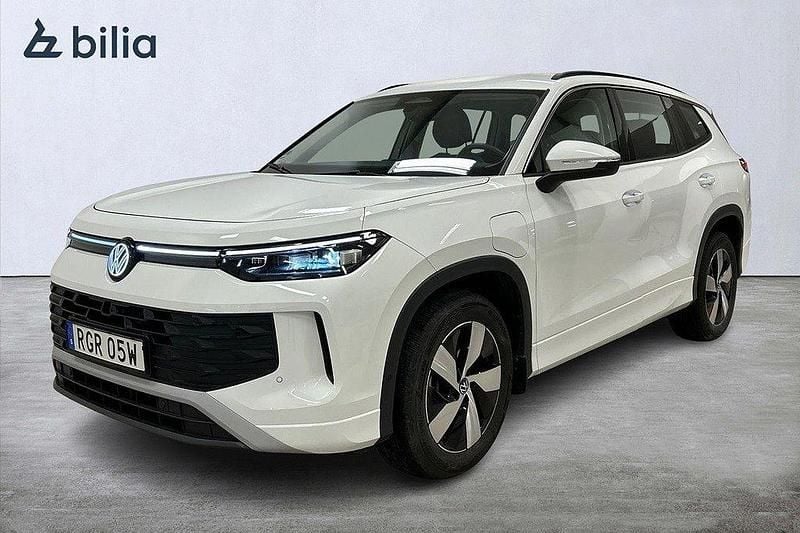 Vit (pure white) Begagnad 2025 VW Tayron Life SUV | 489 800 kr (Marknadspris) - Bild 1/4