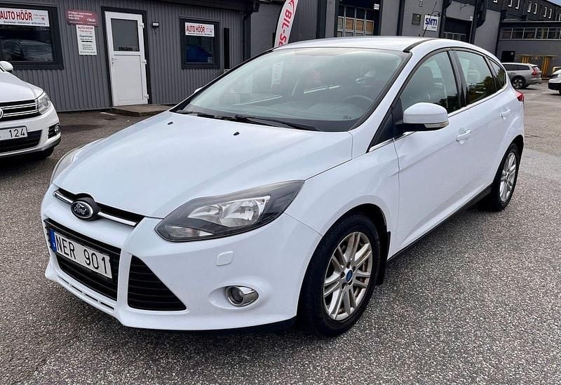 Vit Begagnad 2012 Ford Focus Titanium Halvkombi | 45 000 kr (Marknadspris) - Bild 1/4