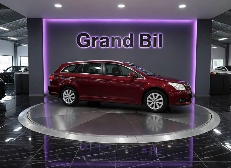 Begagnad Toyota Avensis 152 HK (111 kW) 2013 Röd Kombi