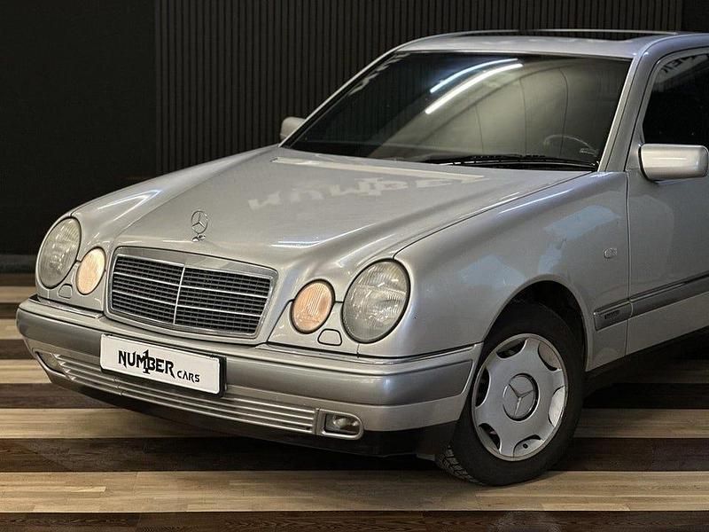 Begagnad Mercedes E200 Elegance 136 HK (100 kW) 1997 Ljusgrå Sedan