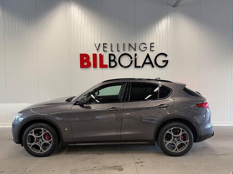 Grå Begagnad 2019 Alfa Romeo Stelvio SUV | 249 500 kr - Bild 1/4