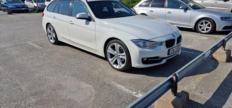 Vit Begagnad 2015 BMW 320 Sport Line Kombi | 104 000 kr (Bra pris) - Bild 1/4