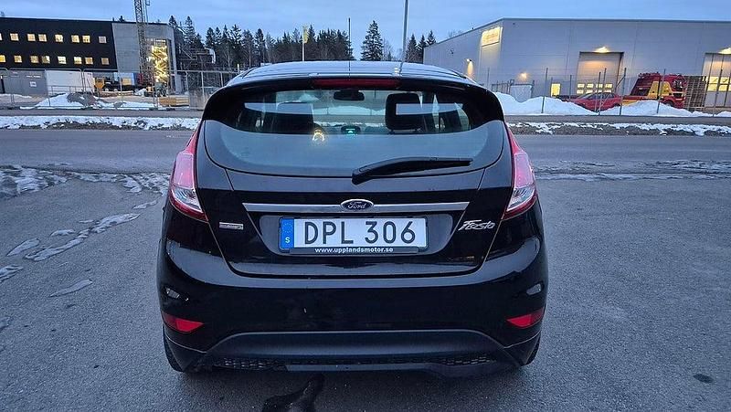Begagnad Ford Fiesta Titanium 101 HK (74 kW) 2014 Svart Halvkombi