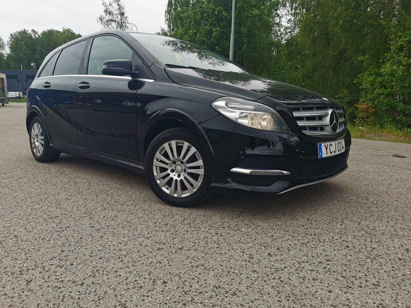 Svart Begagnad 2016 Mercedes 200 Style Halvkombi | 68 500 kr - Bild 1/4