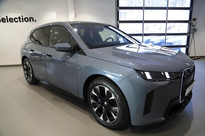 Grå Ny 2026 BMW iX M Sport SUV | 995 000 kr (Bra pris) - Bild 1/3