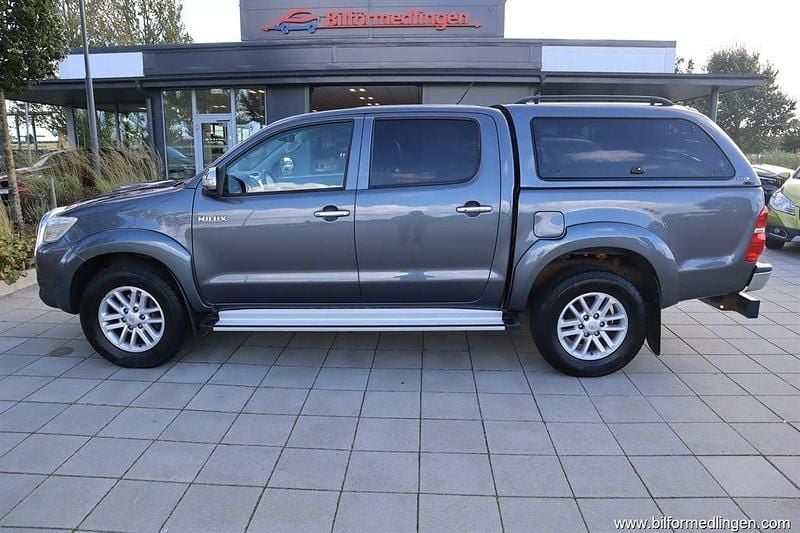 Grå silver Begagnad 2012 Toyota HiLux Pickup | 199 900 kr (Marknadspris) - Bild 1/4