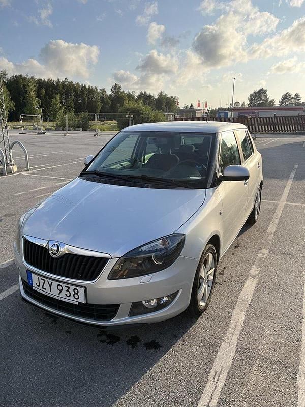 Silver Begagnad 2015 Skoda Fabia Ambiente Halvkombi | 59 000 kr (Bra pris) - Bild 1/4