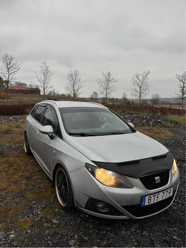 Silver Begagnad 2012 Seat Ibiza ST Kombi | 33 900 kr (Bra pris) - Bild 1/4