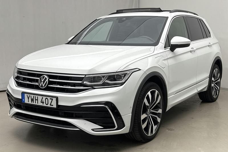 Vit Begagnad 2022 VW Tiguan R-line SUV | 300 000 kr (Superpris) - Bild 1/4
