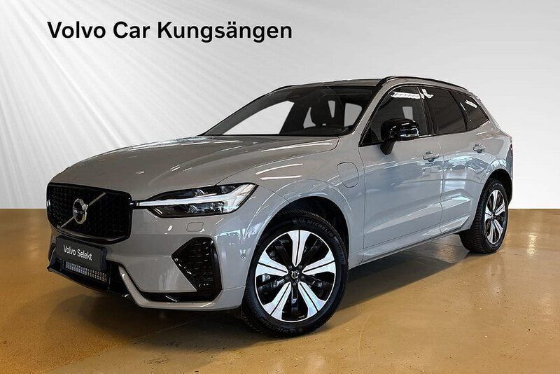 Grå Begagnad 2023 Volvo XC60 Plus SUV | 509 900 kr (Marknadspris) - Bild 1/3