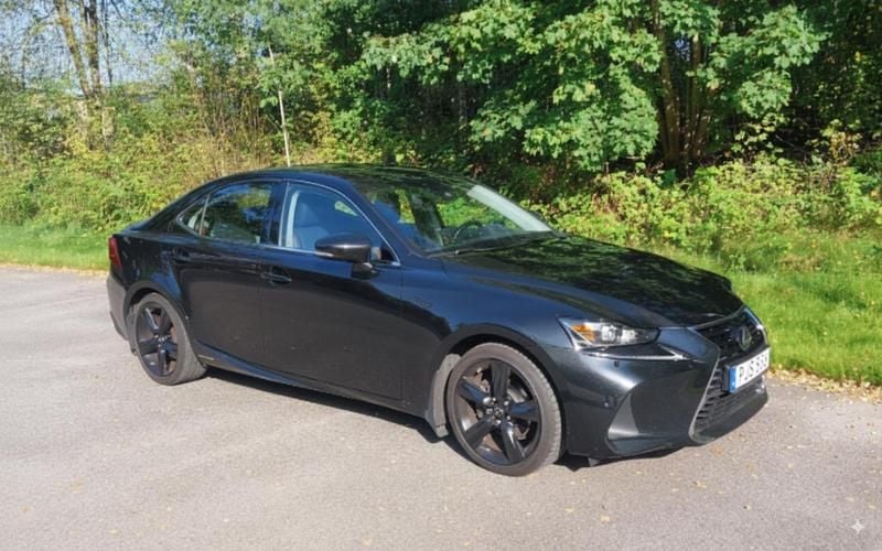 Svart Begagnad 2017 Lexus IS300h Sport Line Sedan | 260 000 kr (Marknadspris) - Bild 1/1
