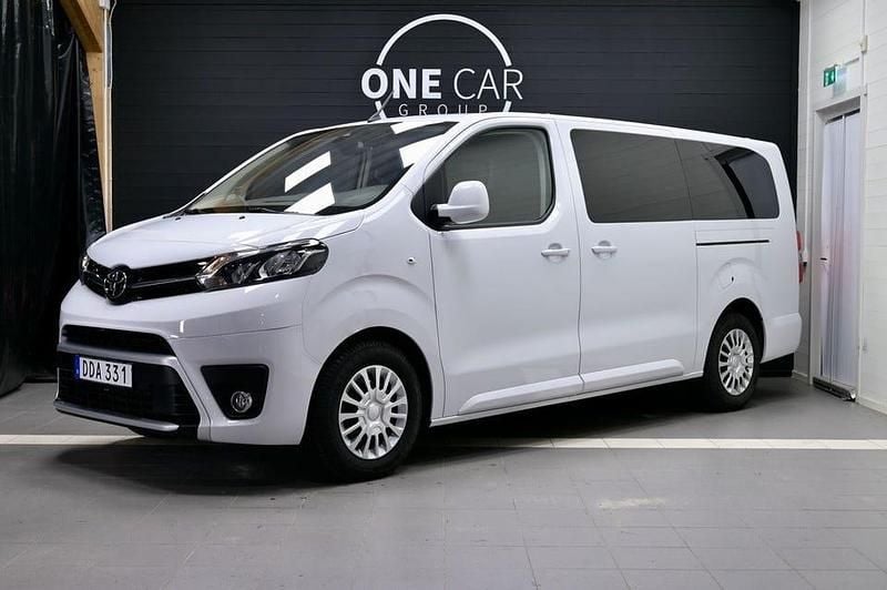 Vit Begagnad 2023 Toyota Proace Verso Kombi | 404 800 kr (Marknadspris) - Bild 1/4