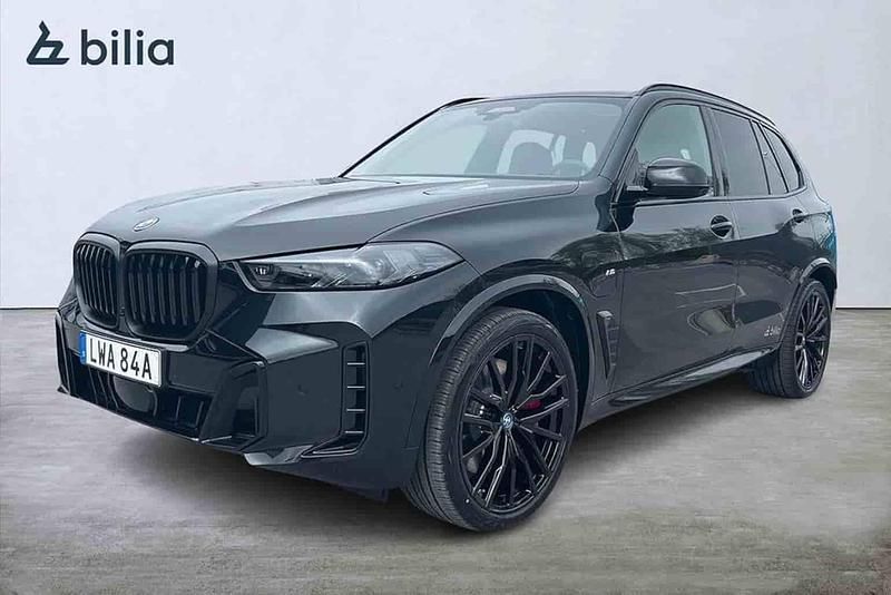 Svart Begagnad 2025 BMW X5 Comfort Edition SUV | 1 119 000 kr - Bild 1/1