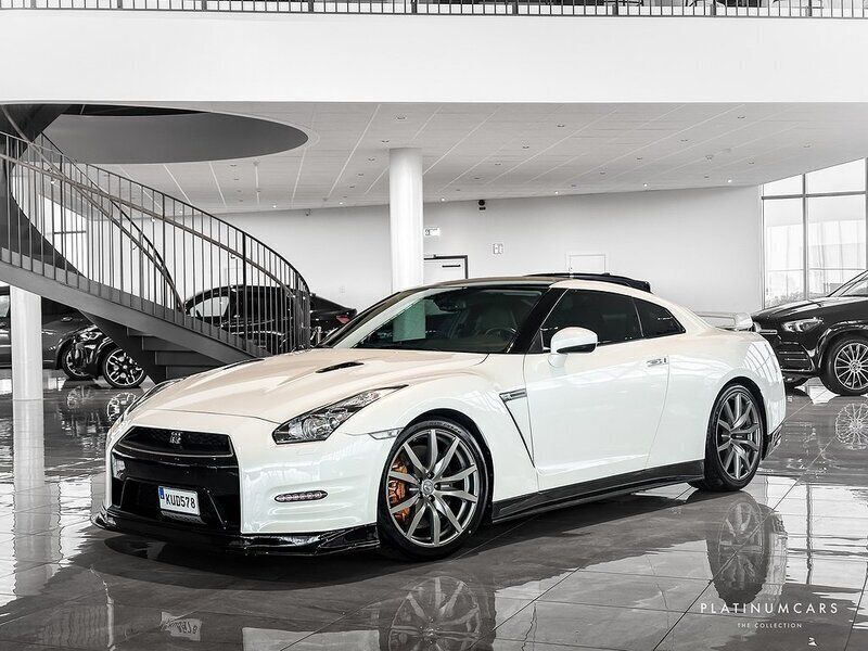 Vit Begagnad 2010 Nissan GT-R SV Sportkupé | 999 000 kr - Bild 1/4