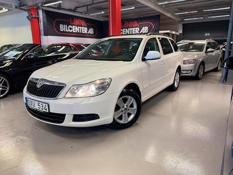 Vit Begagnad 2012 Skoda Octavia Kombi | 59 000 kr (Lite dyr) - Bild 1/4