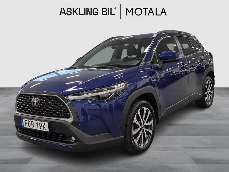 Mörkblå (blå) Begagnad 2024 Toyota Corolla Cross Style SUV | 389 000 kr (Marknadspris) - Bild 1/4