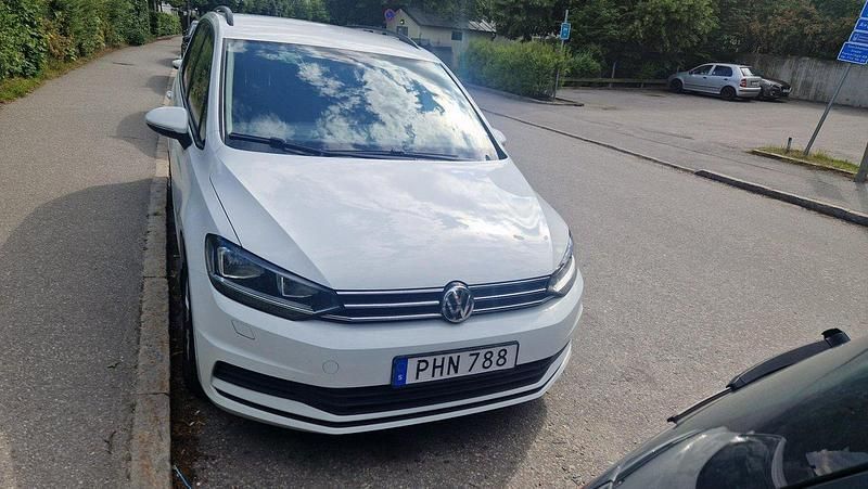 Vit Begagnad 2017 VW Touran Minibuss | 197 000 kr (Superpris) - Bild 1/4