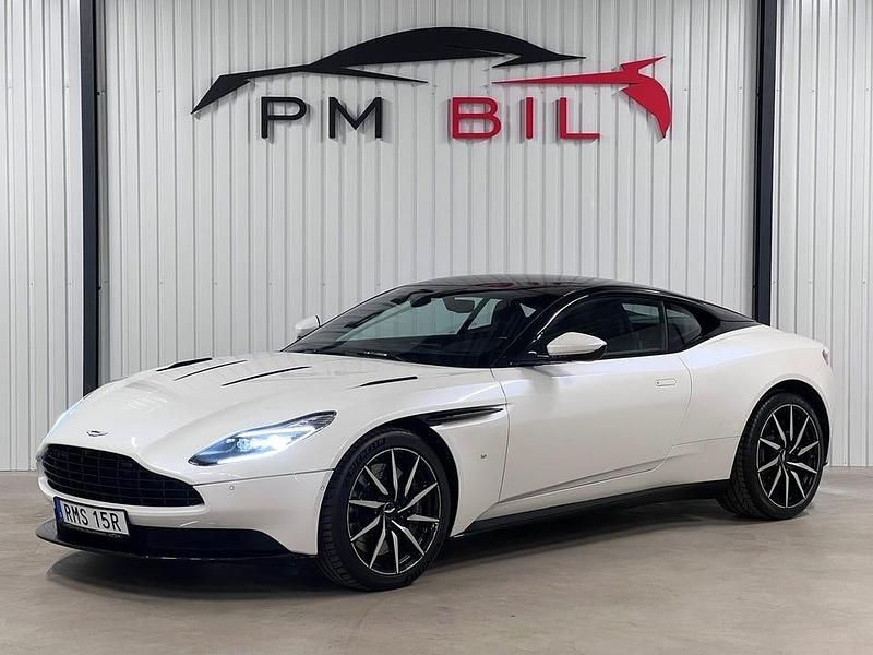 Vit Begagnad 2018 Aston Martin DB11 Sportkupé | 1 279 900 kr - Bild 1/4