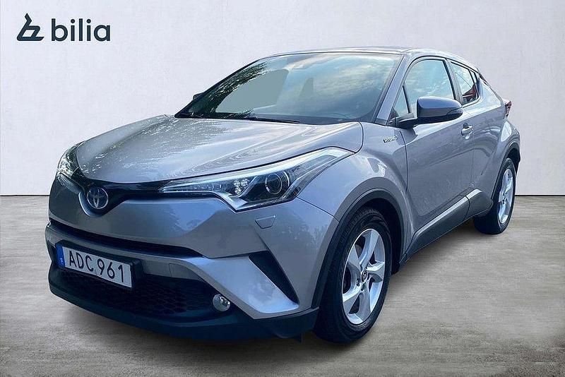 Grå Begagnad 2018 Toyota C-HR Active SUV | 209 900 kr (Marknadspris) - Bild 1/3