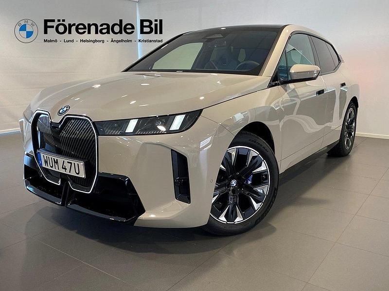 Grå Begagnad 2025 BMW iX M Sport SUV | 889 000 kr - Bild 1/4