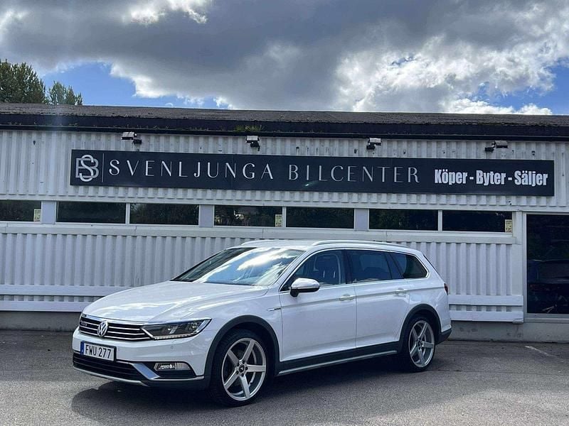 Vit Begagnad 2017 VW Passat Alltrack Kombi | 169 900 kr (Marknadspris) - Bild 1/4