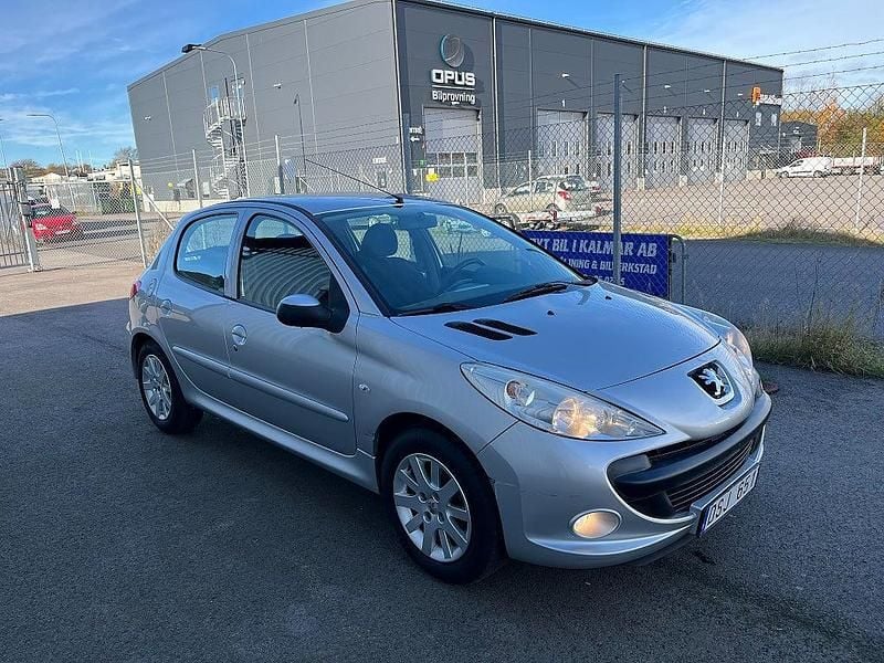 Ljusgrå Begagnad 2010 Peugeot 206 Halvkombi | 38 900 kr (Superpris) - Bild 1/4