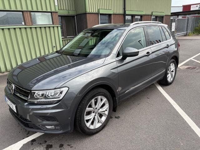 Grå Begagnad 2020 VW Tiguan Executive SUV | 245 000 kr (Superpris) - Bild 1/4