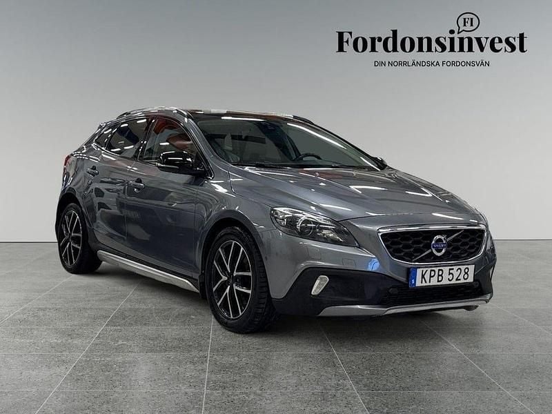 Grå Begagnad 2015 Volvo V40 CC Summum Kombi | 149 900 kr (Marknadspris) - Bild 1/4