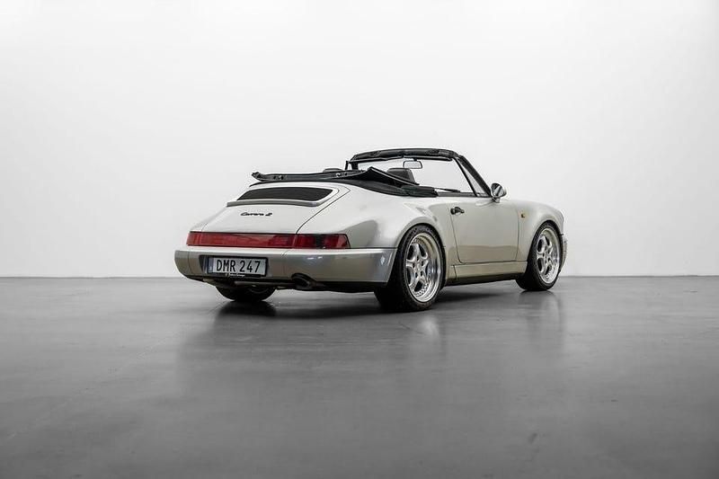 Begagnad Porsche 911 Carrera 250 HK (183 kW) 1992 Zermatt silver metallic / svart top Cab