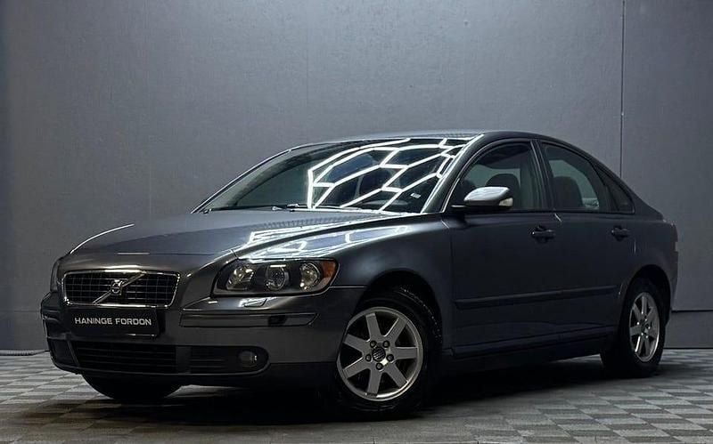 Grå Begagnad 2006 Volvo S40 Sedan | 29 900 kr (Marknadspris) - Bild 1/4