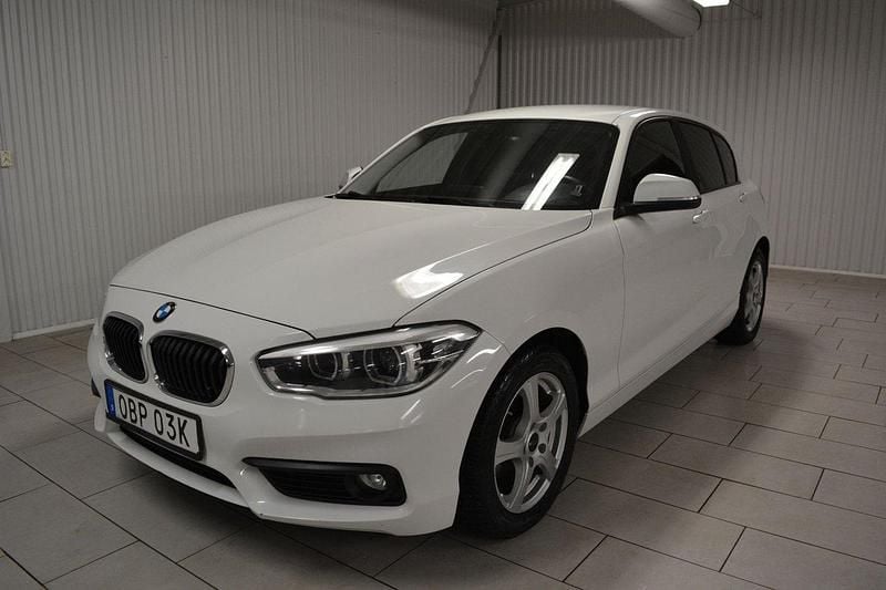 Vit Begagnad 2016 BMW 116 Advantage Halvkombi | 134 000 kr (Bra pris) - Bild 1/3