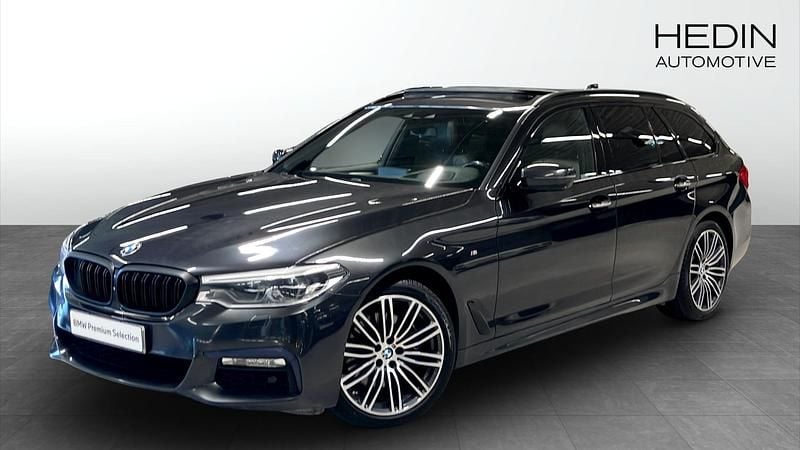 Grå (black) Begagnad 2017 BMW 530 M Sport Kombi | 364 700 kr (Marknadspris) - Bild 1/4
