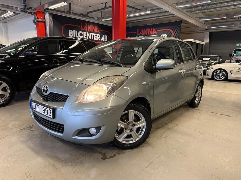 Grå Begagnad 2010 Toyota Yaris Halvkombi | 49 900 kr (Marknadspris) - Bild 1/4