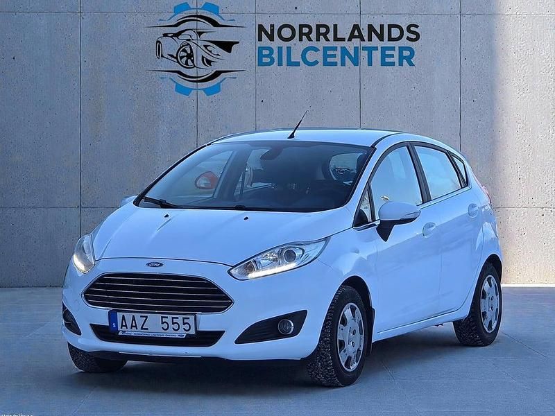 Begagnad Ford Fiesta Titanium 101 HK (74 kW) 2013 Vit Halvkombi