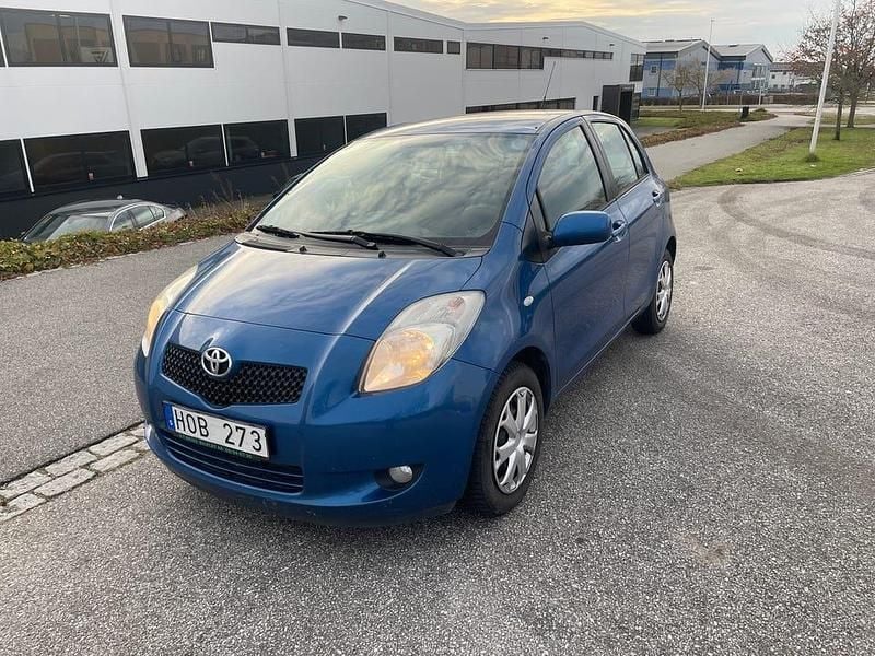 Blå metallic Begagnad 2008 Toyota Yaris Halvkombi | 23 000 kr (Bra pris) - Bild 1/4
