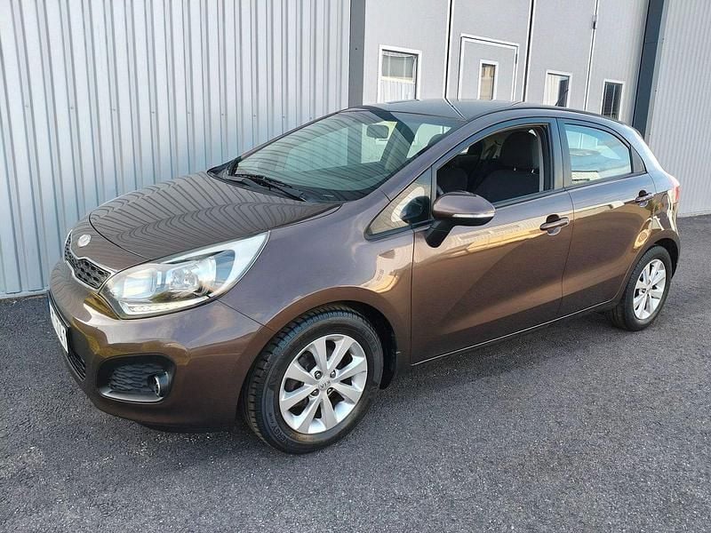 Brun Begagnad 2012 Kia Rio Halvkombi | 46 000 kr (Marknadspris) - Bild 1/4