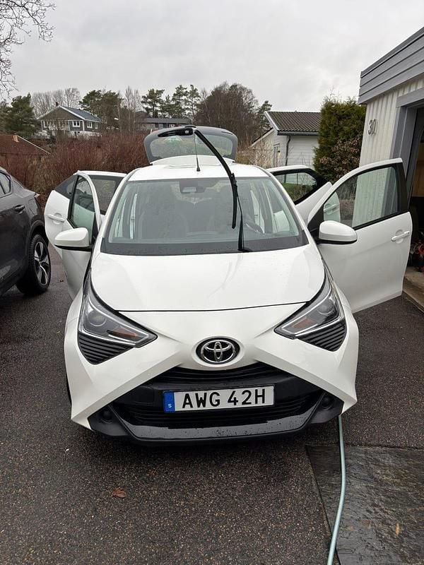 Begagnad 2021 Toyota Aygo Halvkombi | 130 000 kr (Superpris) - Bild 1/4
