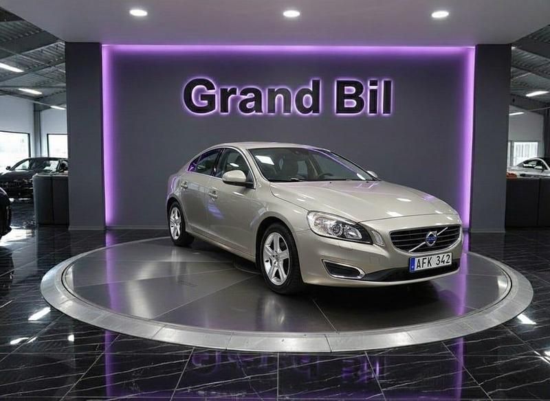 Begagnad Volvo S60 Momentum 180 HK (132 kW) 2012 Brun Sedan