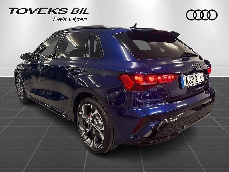 Begagnad Audi A3 S-Line 177 HK (130 kW) 2025 Navarrablå metallic Halvkombi