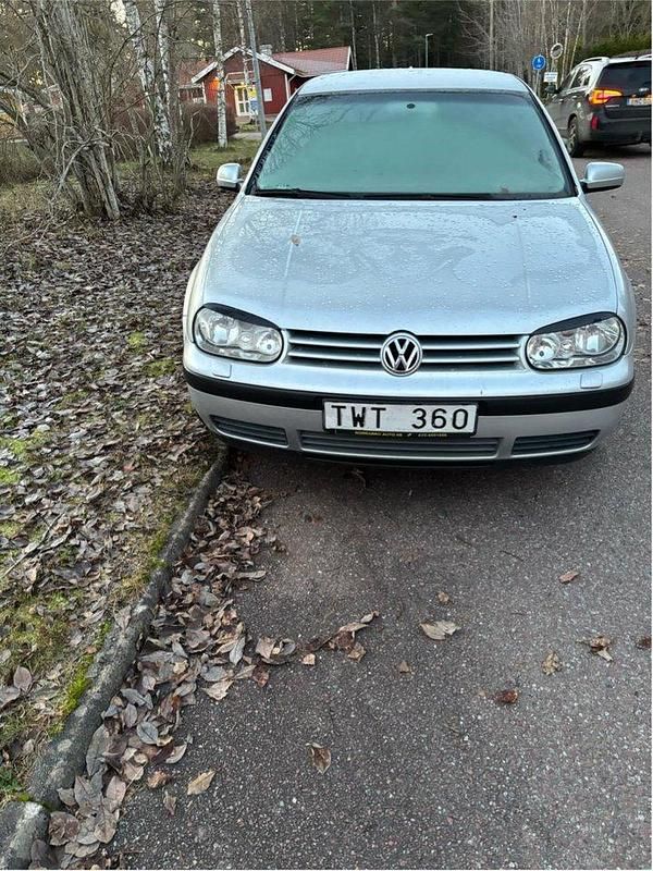 Silver Begagnad 2003 VW Golf IV Basis Halvkombi | 10 000 kr (Bra pris) - Bild 1/4