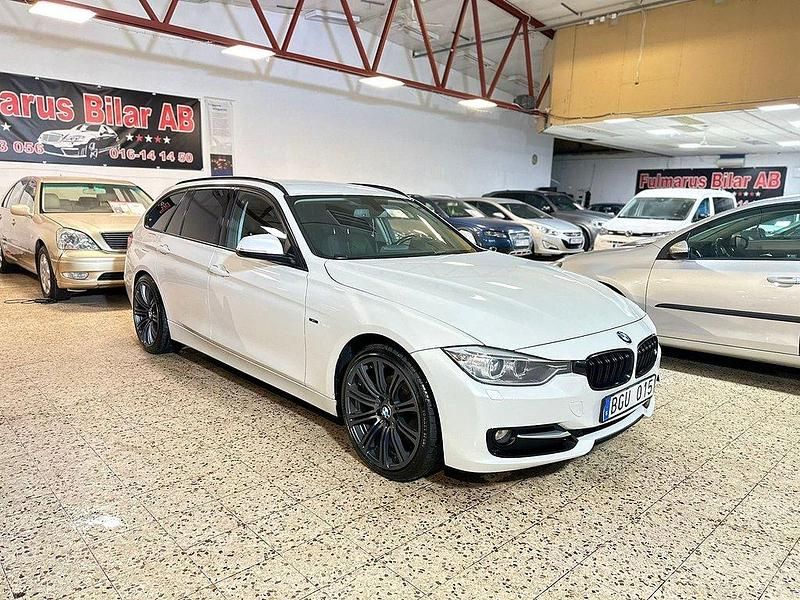 Vit Begagnad 2012 BMW 320 Sport Line Kombi | 110 900 kr (Marknadspris) - Bild 1/4