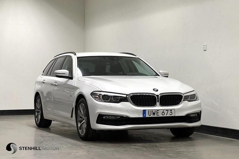 Alpine white Begagnad 2018 BMW 520 Sport Line Kombi | 224 900 kr (Marknadspris) - Bild 1/4