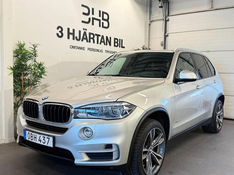 Ljusgrå (grå) Begagnad 2016 BMW X5 SUV | 329 900 kr (Marknadspris) - Bild 1/4