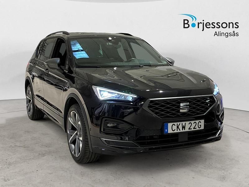 Svart Begagnad 2024 Seat Tarraco SUV | 398 900 kr (Marknadspris) - Bild 1/4