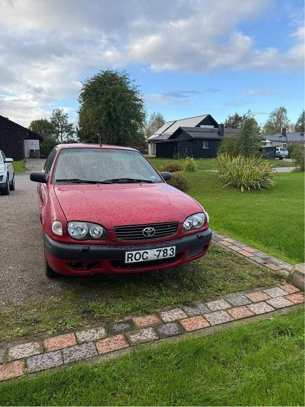 Röd Begagnad 2000 Toyota Corolla Halvkombi | 7 000 kr - Bild 1/4