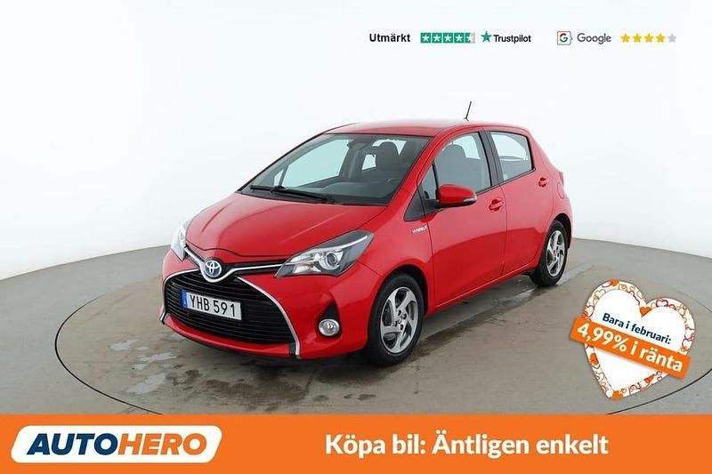 Röd Begagnad 2016 Toyota Yaris Hybrid Sedan | 140 000 kr (Marknadspris) - Bild 1/4