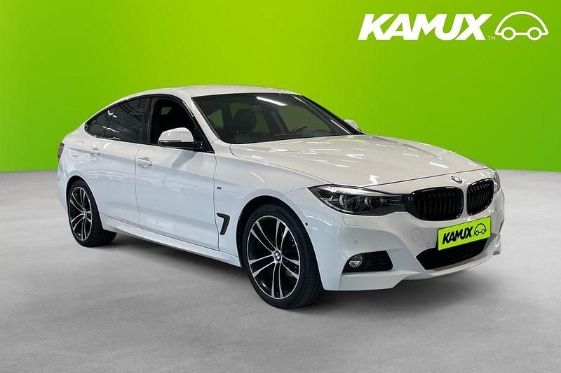 Vit Begagnad 2020 BMW 320 Gran Turismo M Sport Halvkombi | 234 900 kr (Marknadspris) - Bild 1/3