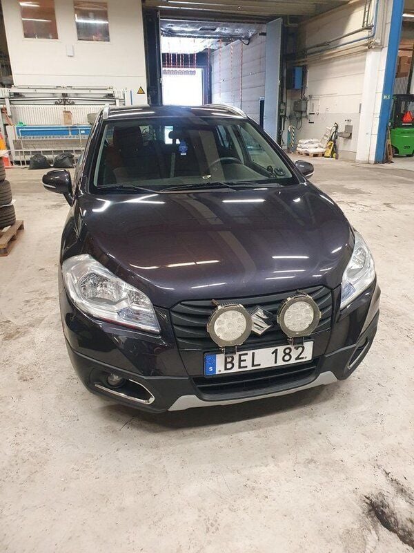 Grå Begagnad 2014 Suzuki SX4 S-Cross SUV | 115 000 kr (Marknadspris) - Bild 1/4