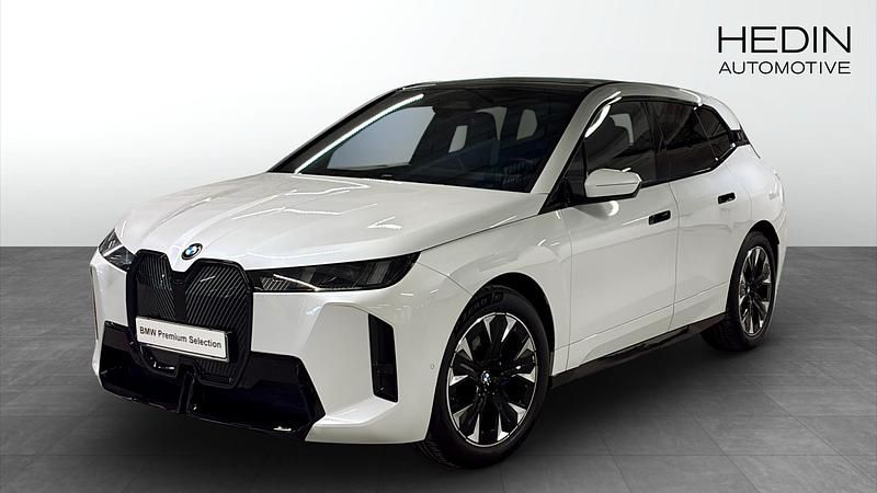 Begagnad BMW iX Comfort Edition 400 kW (544 HK) 2025 Vit (mineral white metallic) SUV