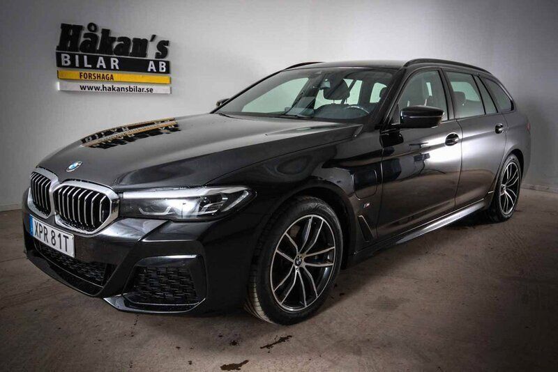 Svart Begagnad 2021 BMW 530e M Sport Kombi | 389 500 kr (Marknadspris) - Bild 1/4